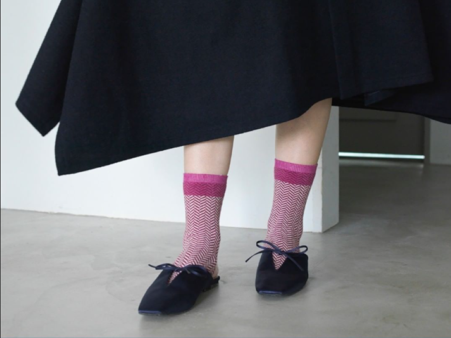 秋は足元からおしゃれを楽しんで!大人の靴下コーデ7選