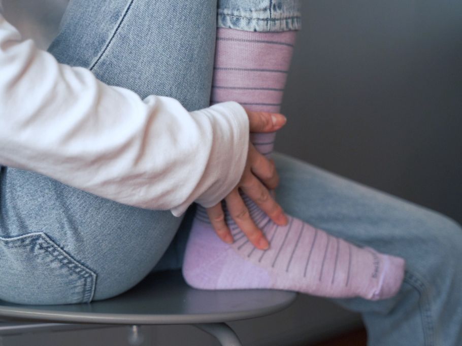 Sockwellの靴下を履いている人の足元