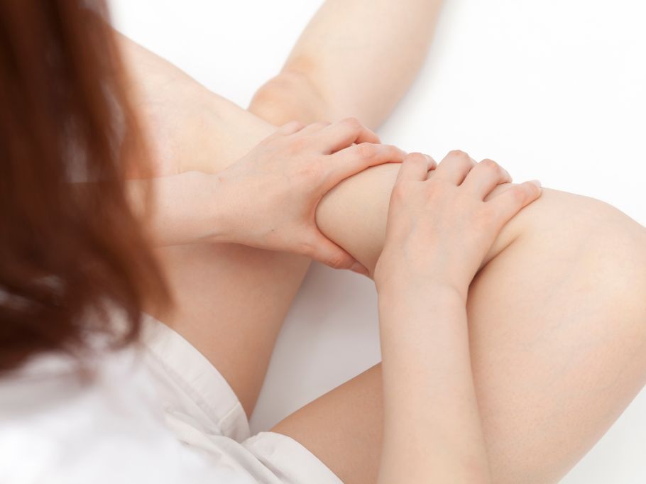 足のふくらはぎがだるい・痛い原因は?すっきり解消するセルフケア方法を紹介