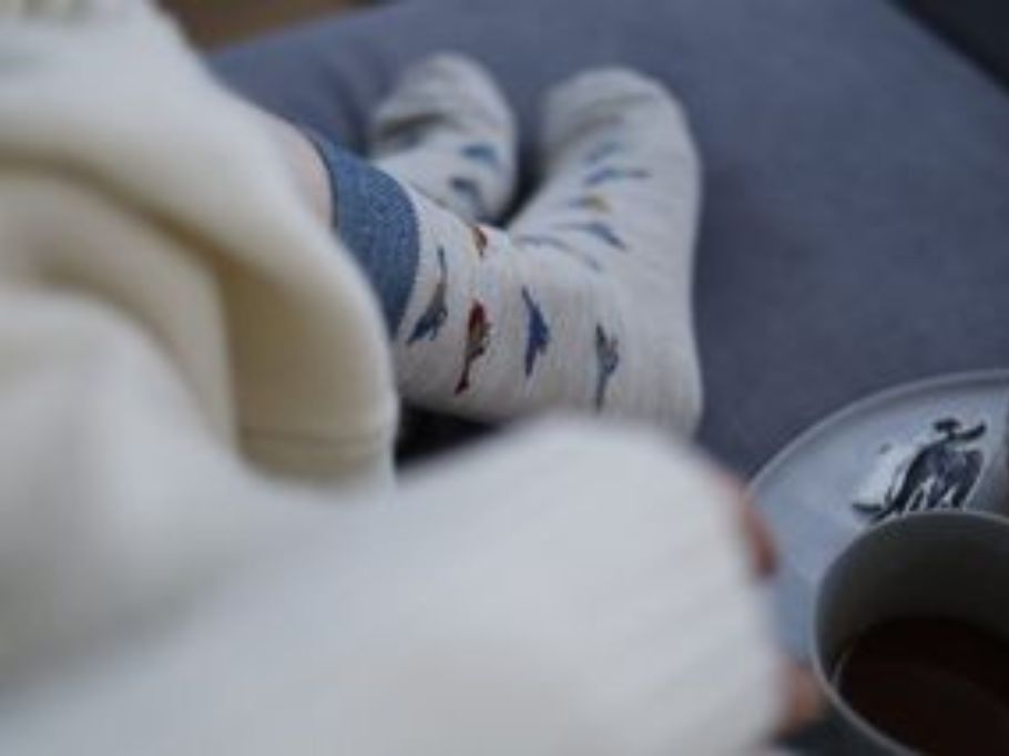 オフィスでできる足元の寒さ対策6選。電気を使わないで冬のデスクでも温かく