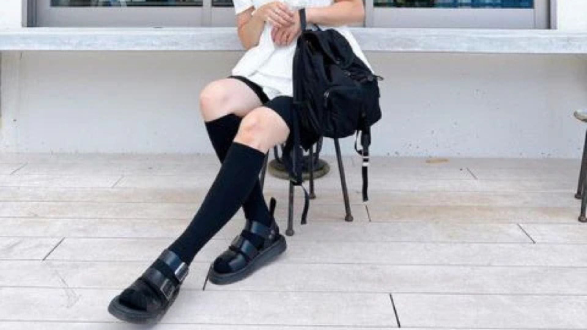 大人のサンダル×靴下コーデ 周りと差をつけるおしゃれな着こなし集